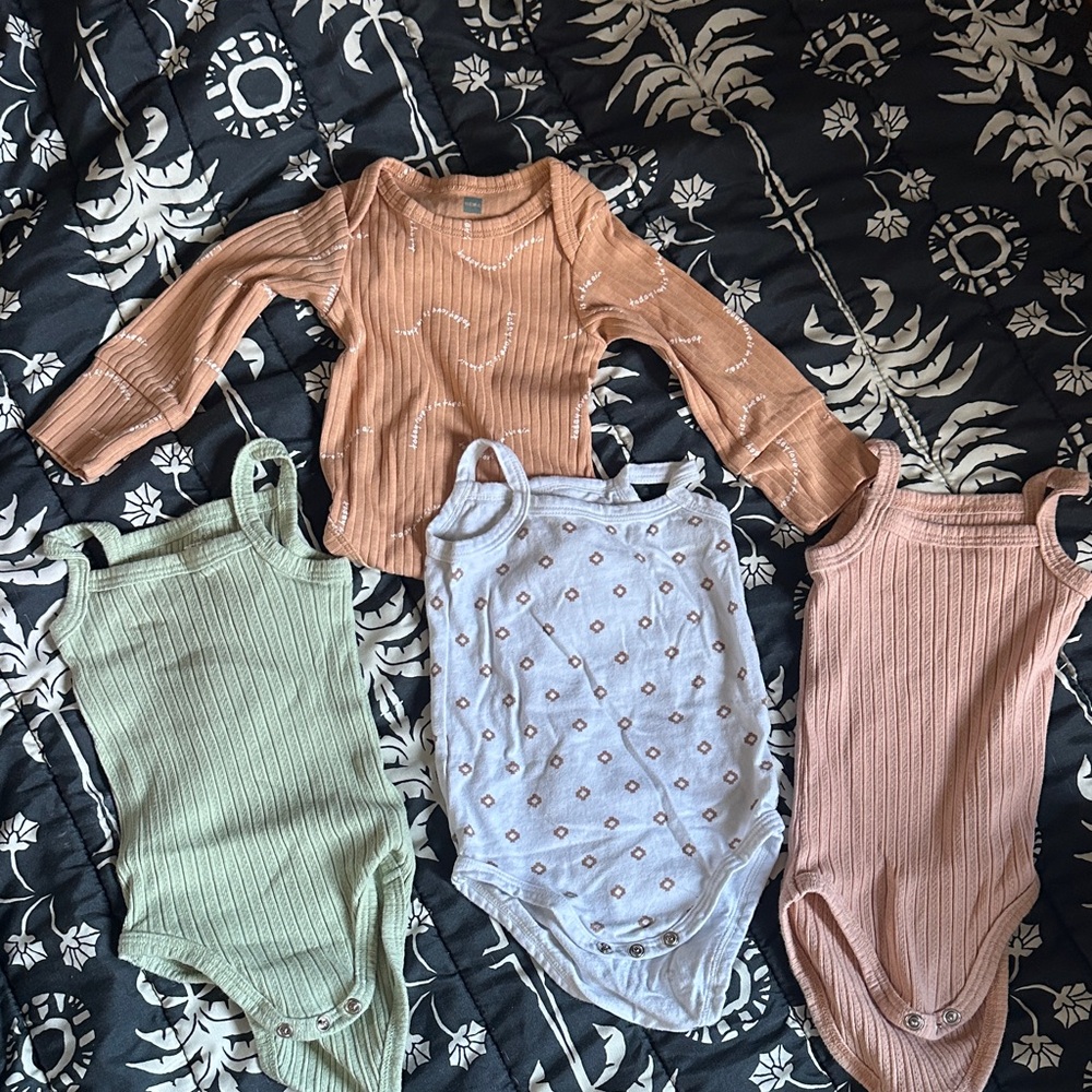 Lot of bodysuits  - Green, White, Pink